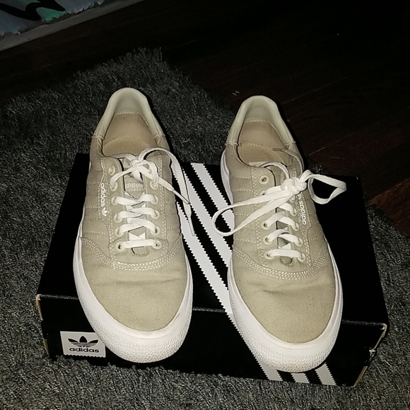 Adidas shoes - Picture 1 of 3